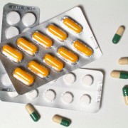 Sute de medicamente cu pret accesibil risca sa dispara de pe piata