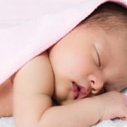 Motivul stiintific pentru care bebelusii dorm chiar şi 16 ore pe zi
